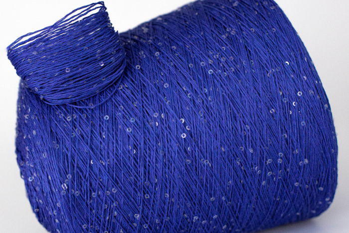 Хлопок с пайетками, art. COTTON PAILLETTES, Состав: 96% органический хлопок, 4% пайетки + полиэстер, Метраж: 650м/100гр (примерно), Цвет: 1301 морская ривьера (синий с прозрачными пайетками)