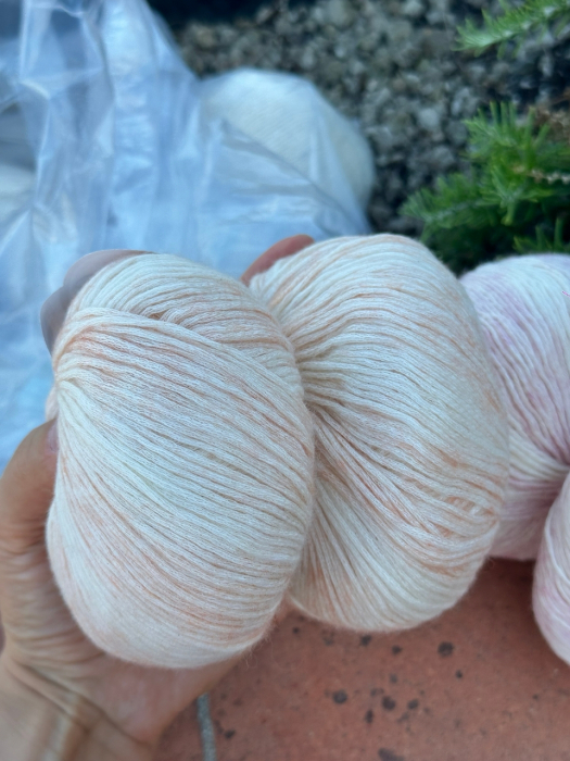 Меринос с хлопком, art. SUMATO, производитель LINIE 547, Состав: 35% меринос экстрафайн, 65% хлопок (основа-шнурок), Метраж: 400м/100гр., Цвет: 002 разбелённый лосось с кремовым