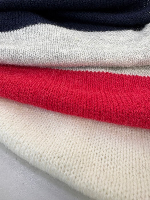 Альпака, art. CUZCO, Италия, Alpes, Состав: 30% меринос, 20% альпака супер файн, 50% низкопиллингующийся акрил Метраж: 700м/100гр. Цвет: 27919 насыщенный красный 